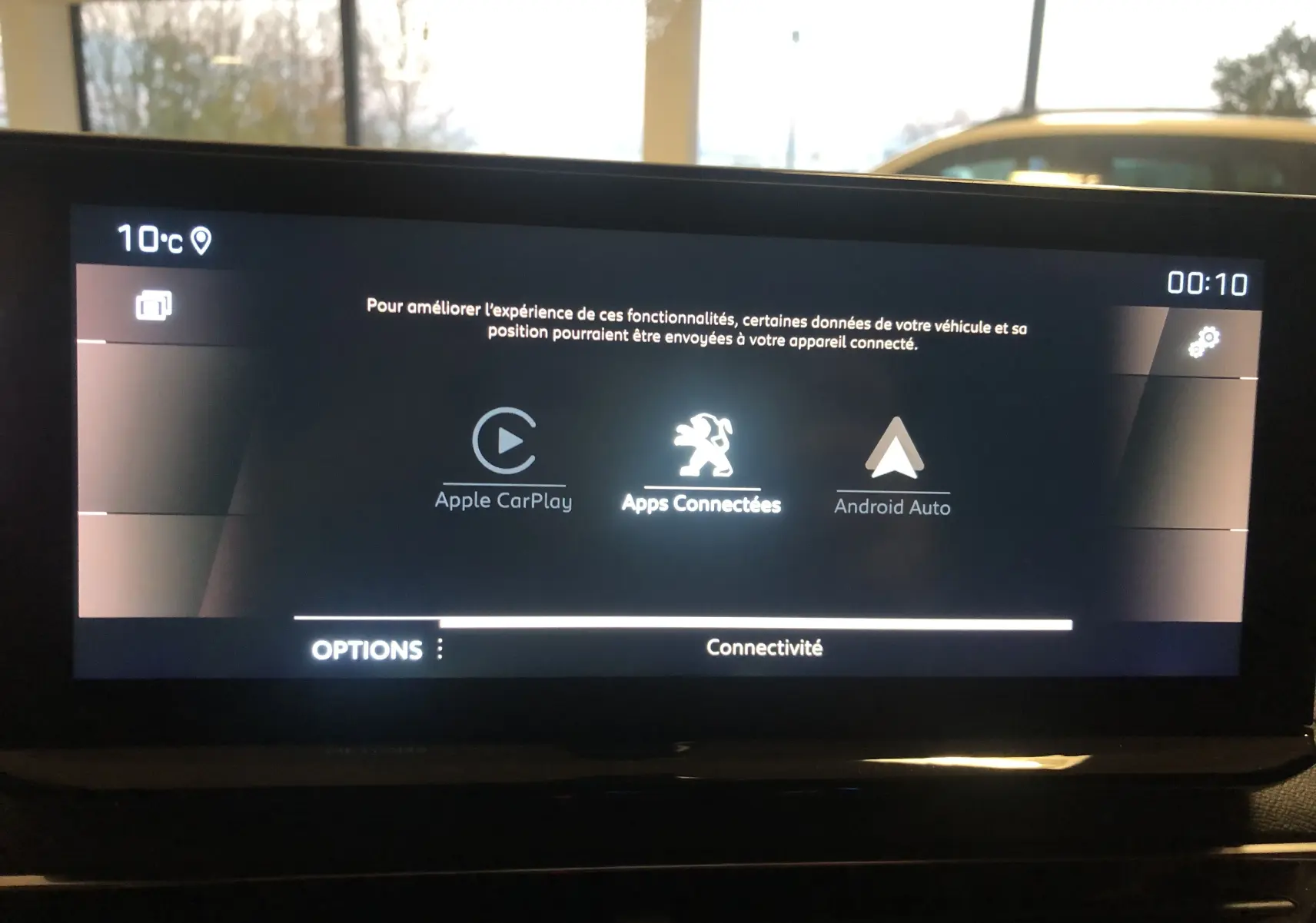 Écran central du Peugeot 3008 2022 affichant les options Apple CarPlay, Apps Connectées et Android Auto en intérieur.