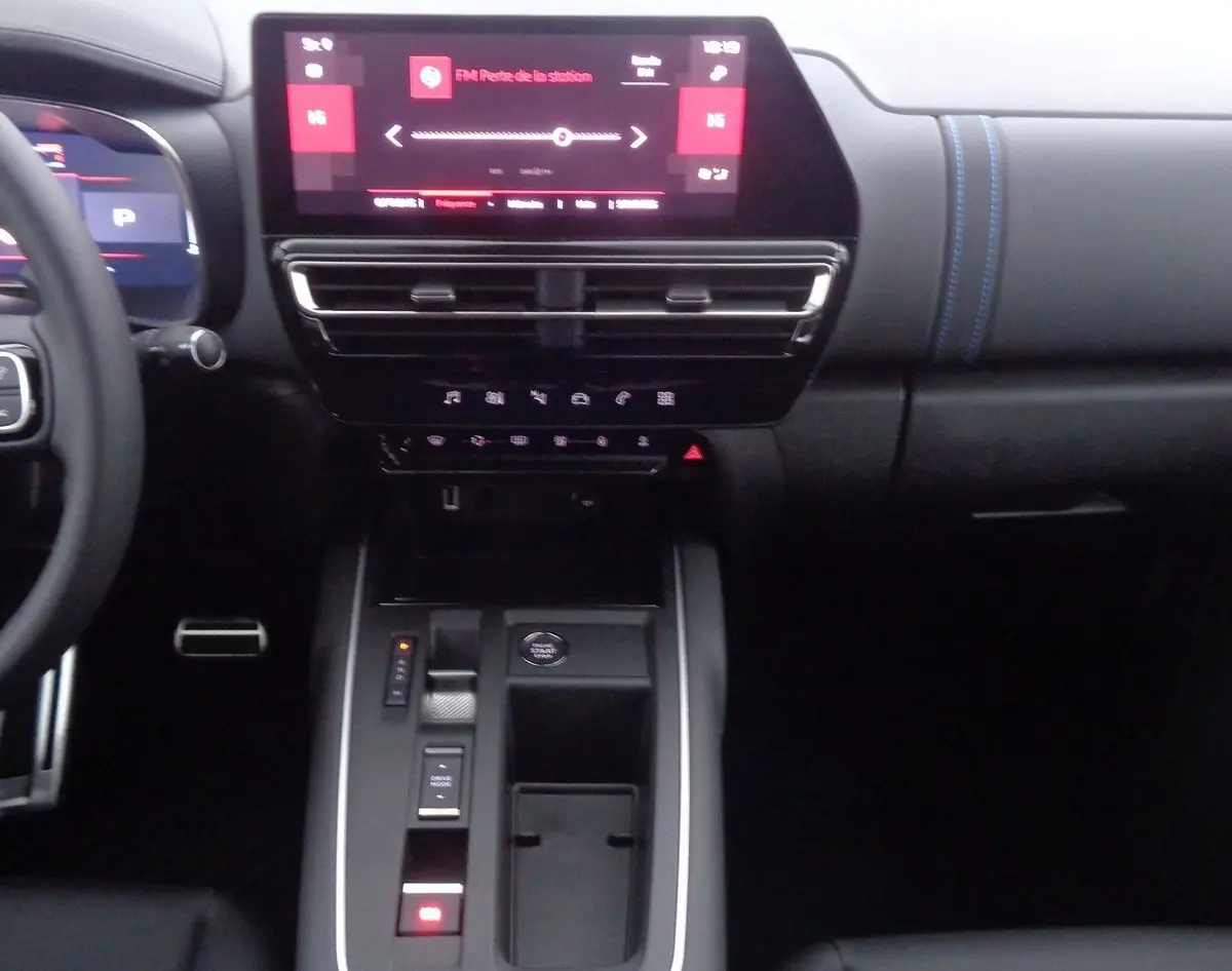 Intérieur du Citroën C5 Aircross 2022, vue centrale du tableau de bord avec écran tactile et console noire élégante.