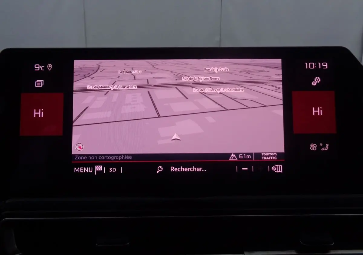 Écran tactile du système de navigation du Citroën C5 Aircross noir perle, affichant une carte 3D et la température extérieure.