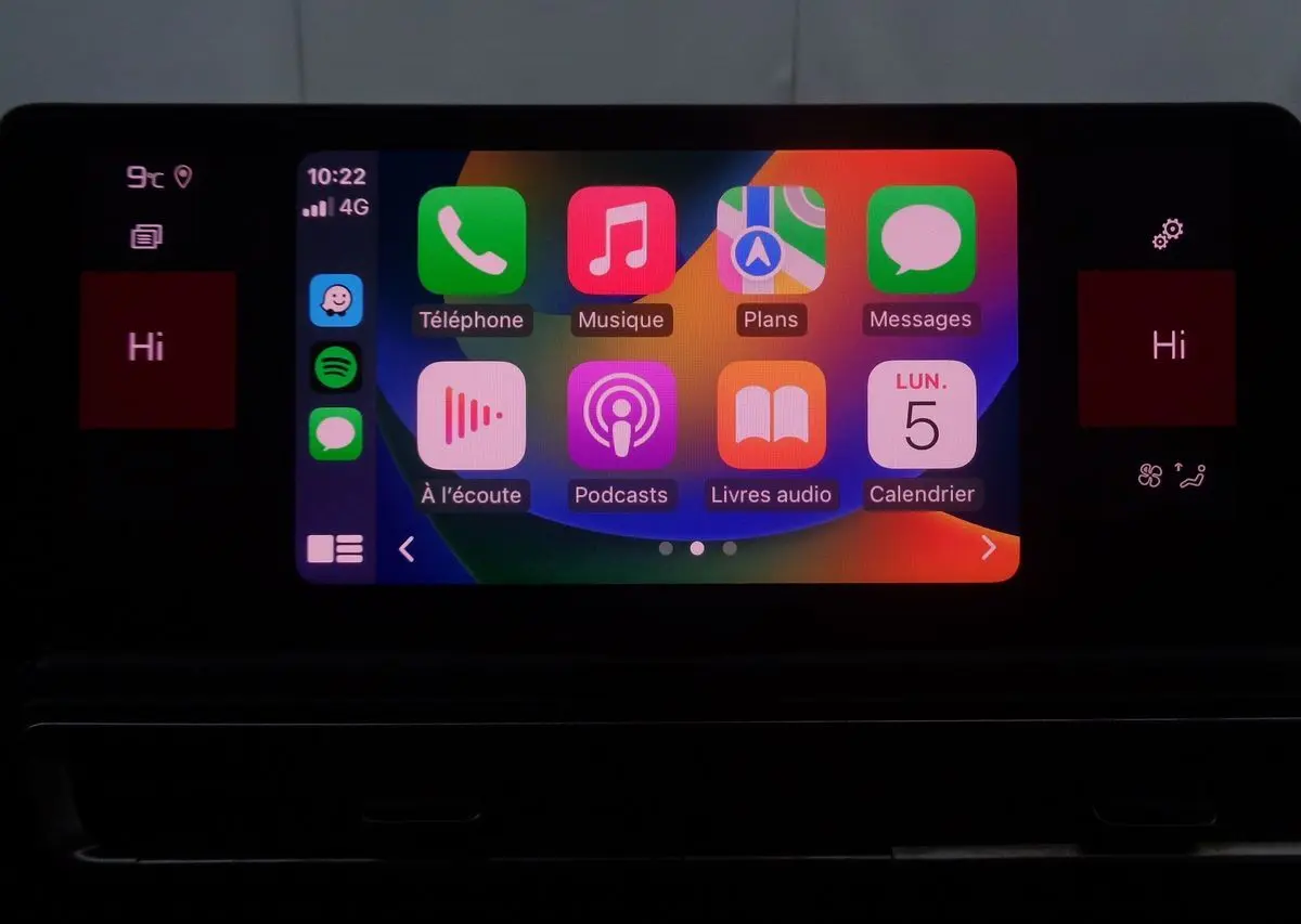 Écran tactile central allumé du Citroën C5 Aircross noir perle, affichant les applications Apple CarPlay en intérieur.