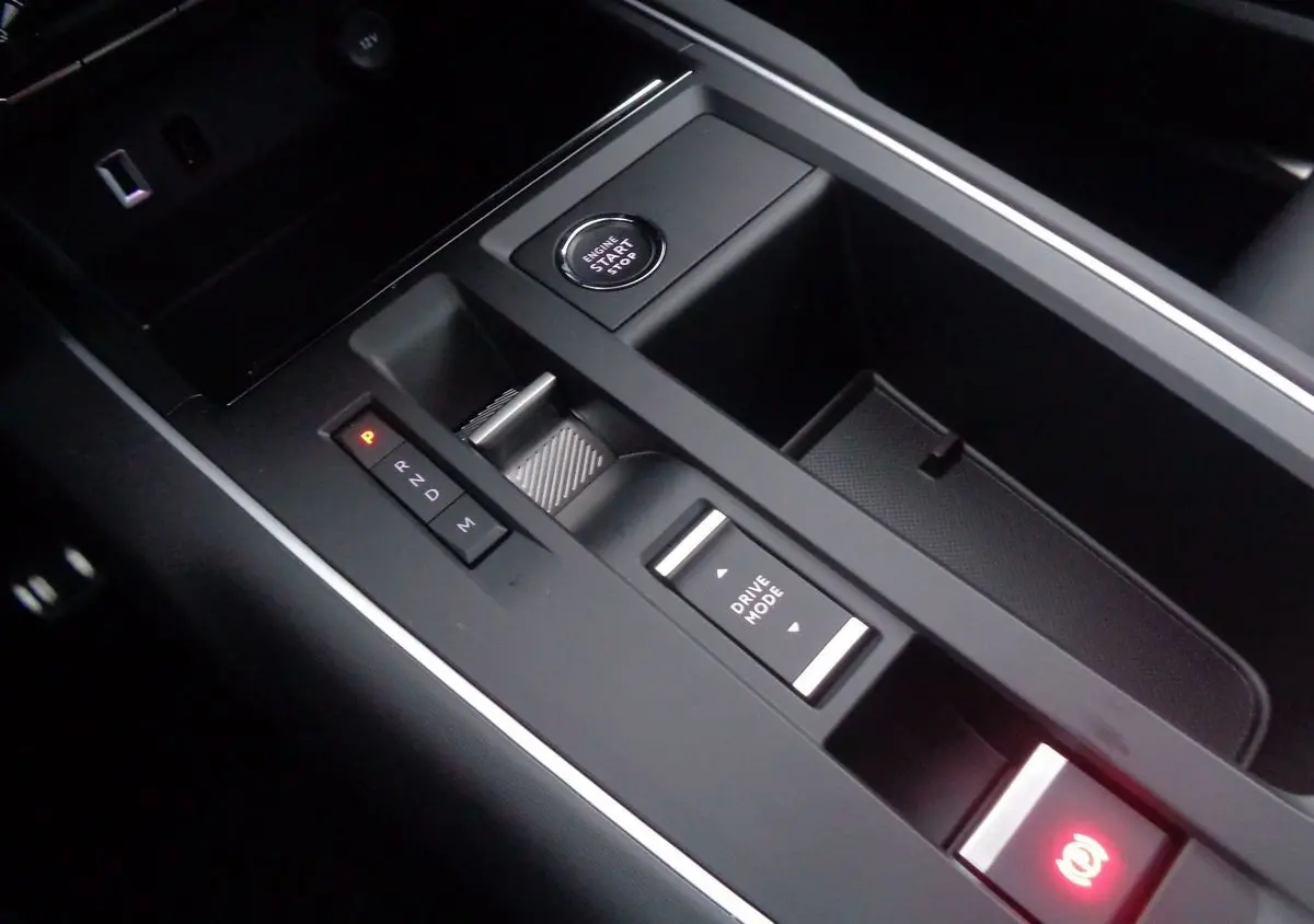 Gros plan sur la console centrale noire du Citroën C5 Aircross 2022, avec bouton start/stop et commandes boîte auto.