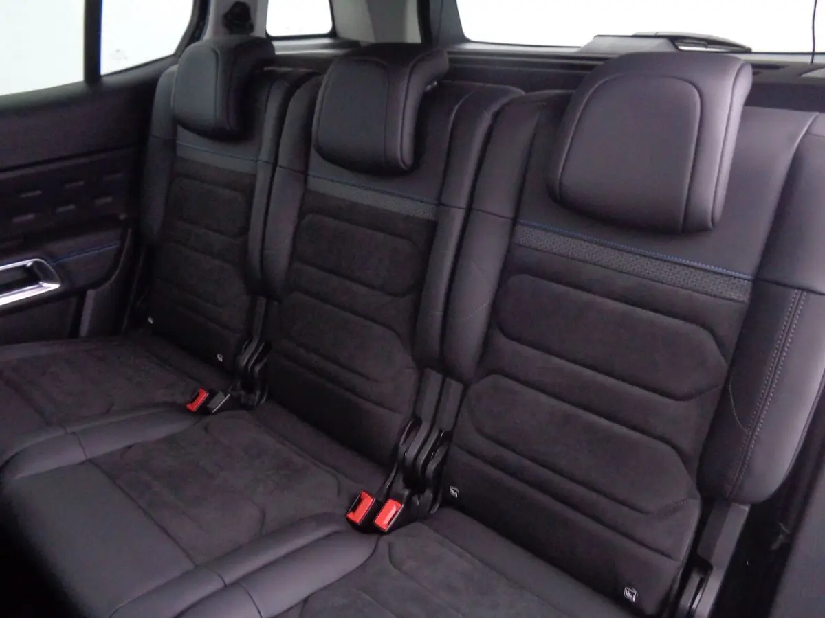 Vue rapprochée des sièges arrière en cuir noir et alcantara du Citroën C5 Aircross 2022 finition Shine.