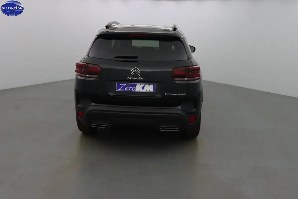 Vue arrière d'un Citroën C5 Aircross noir perle avec feux arrière LED et double sortie d'échappement intégrée.