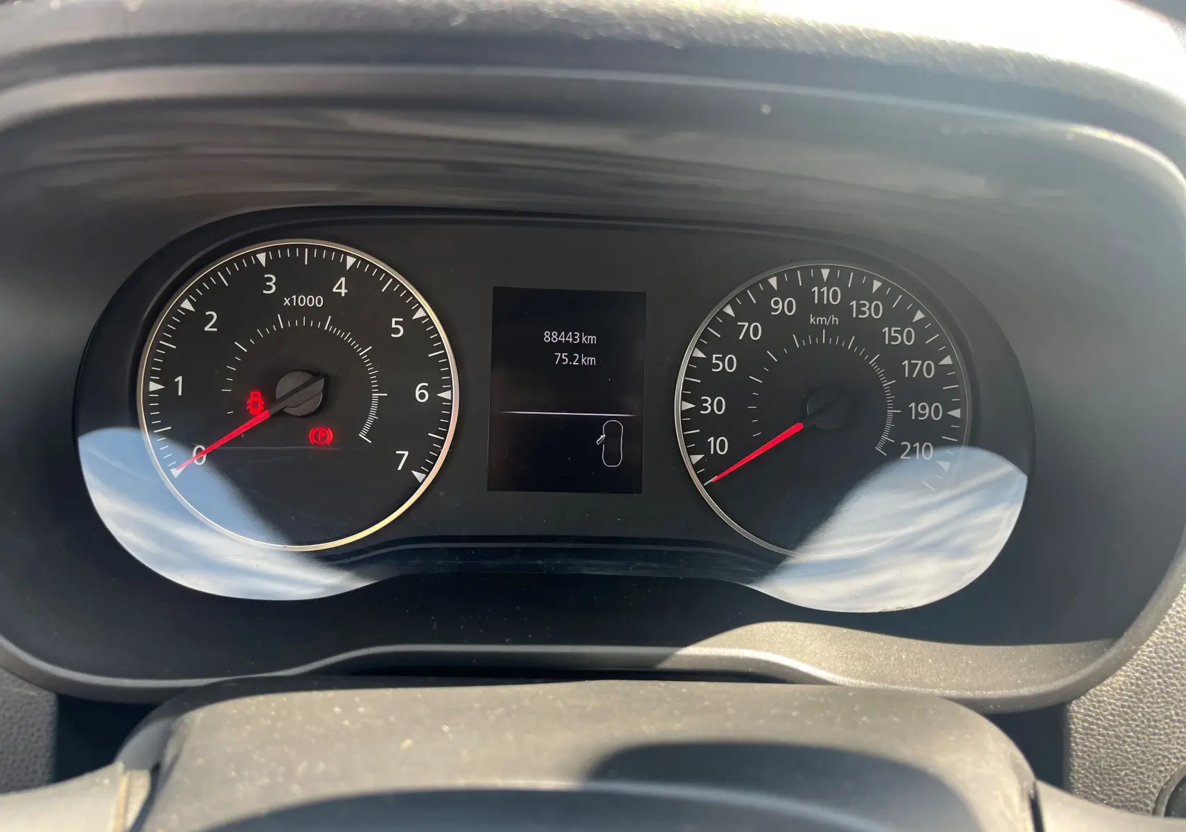 Tableau de bord du Dacia Duster 1.5 DCI 2018 montrant compte-tours, compteur de vitesse et écran digital avec 88443 km.