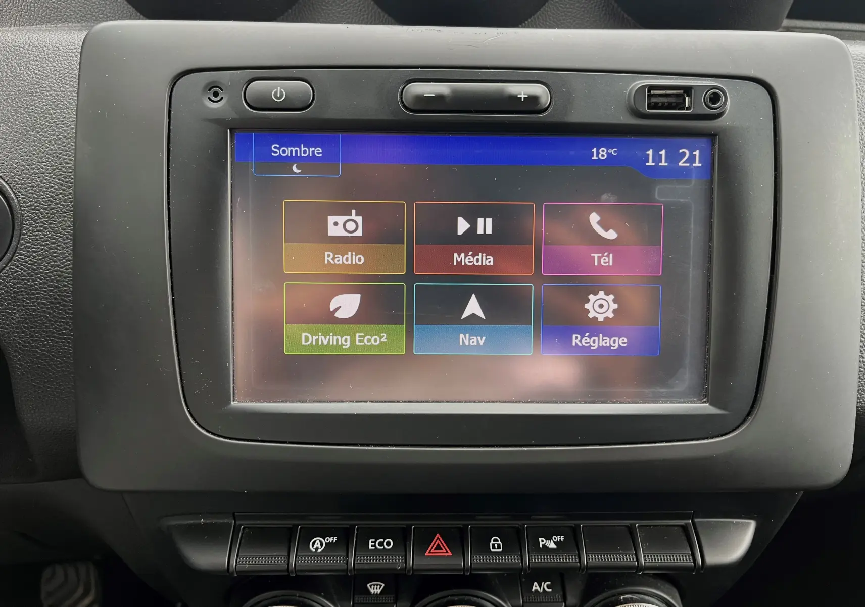 Écran tactile central du Dacia Duster 2018 affichant les options radio, média, téléphone, navigation et réglages.