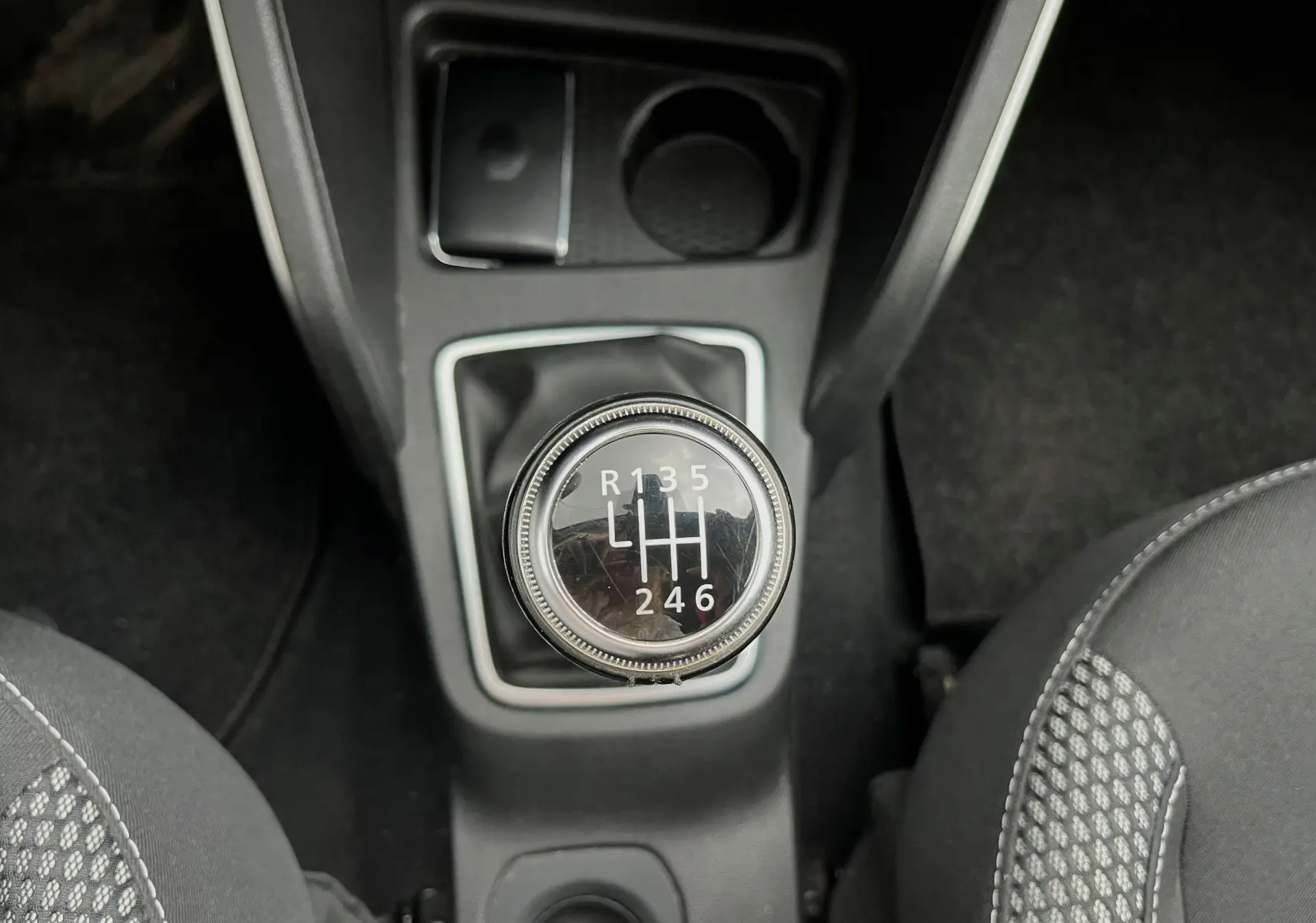 Le levier de vitesses manuel du Dacia Duster 1.5 DCI 2018, vue rapprochée de la console centrale.