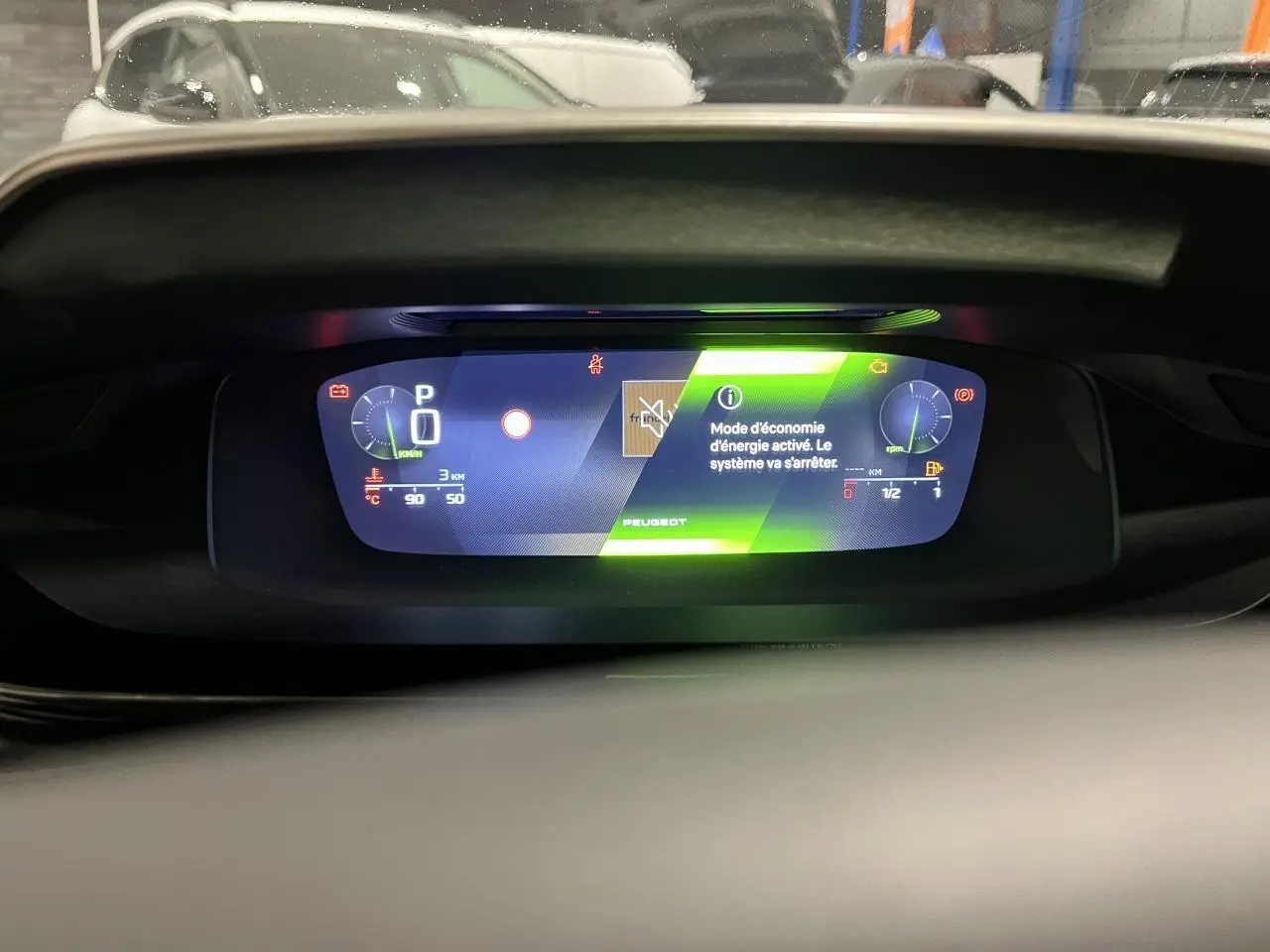 Affichage numérique du combiné d'instrumentation Peugeot 308 2024 montrant le mode économie d'énergie activé.