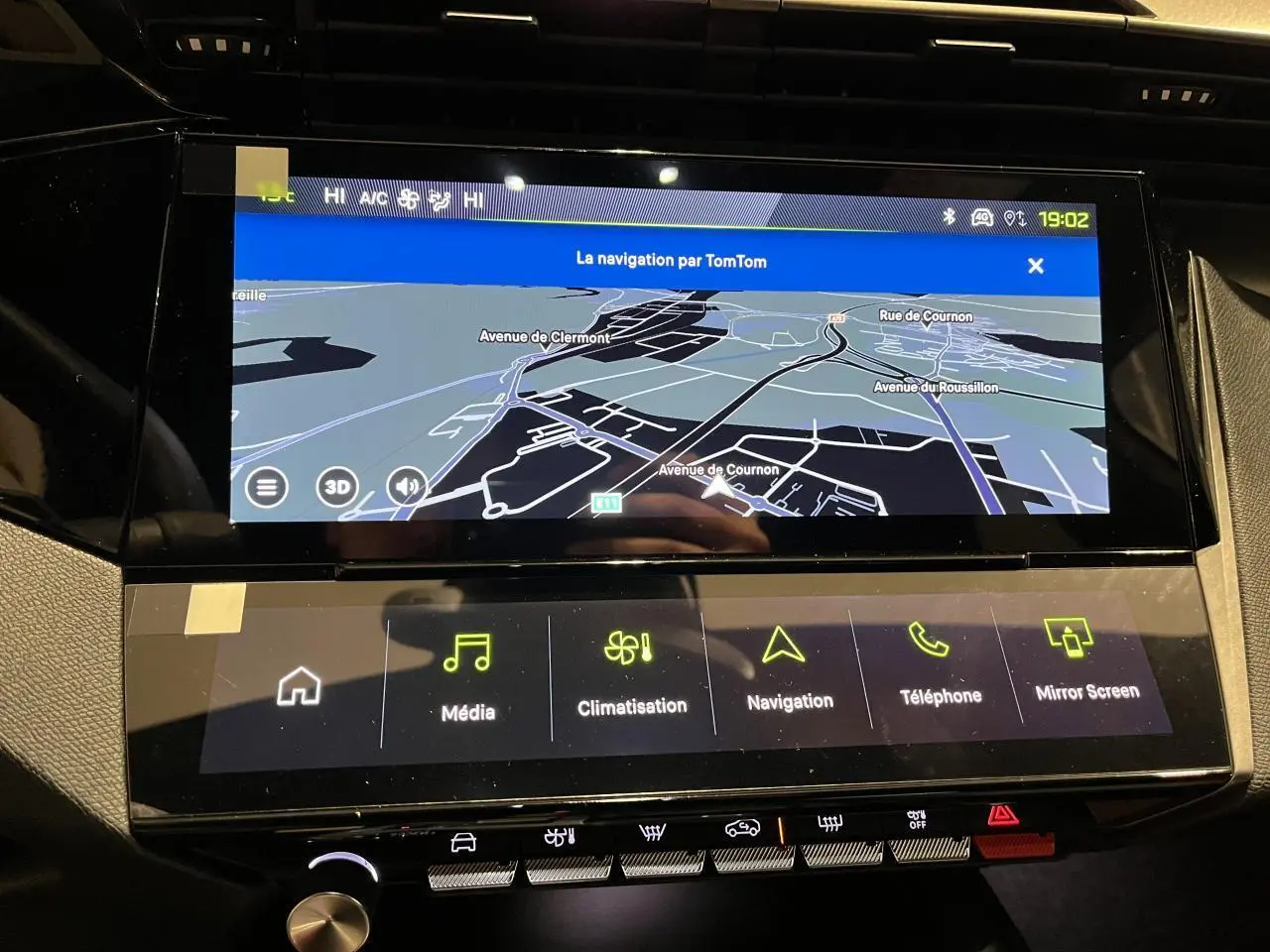 Écran tactile central affichant la navigation TomTom dans l'habitacle d'une Peugeot 308 gris Artense.