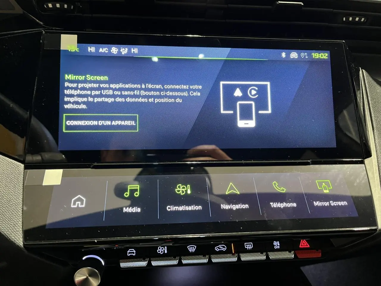 Écran tactile central du Peugeot 308 GT 2024 affichant la fonction Mirror Screen dans l'habitacle noir.