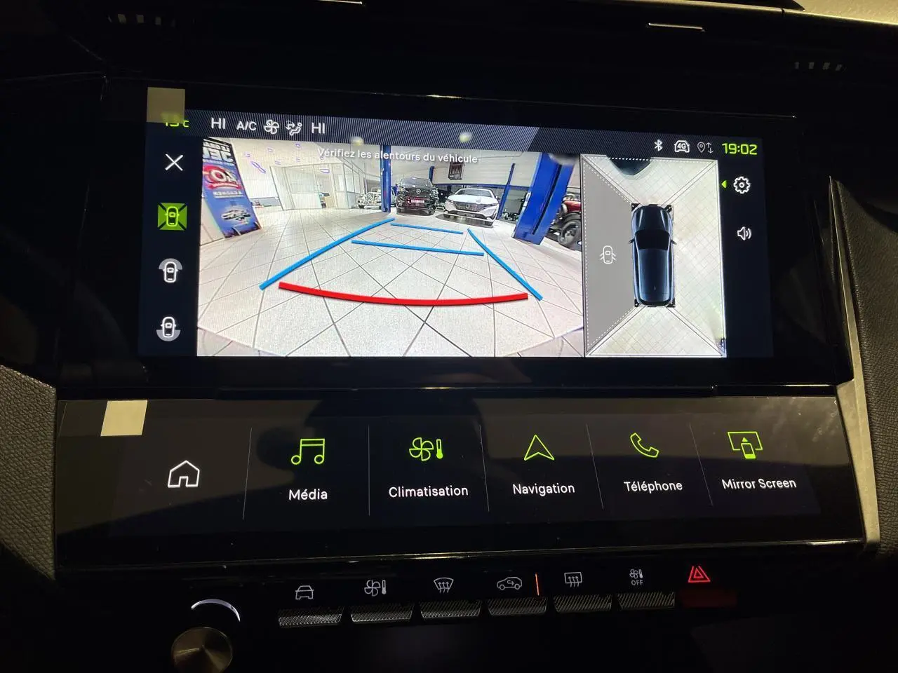 Vue de l'écran multimédia affichant la caméra de recul et l'aide au stationnement du Peugeot 308 gris Artense.