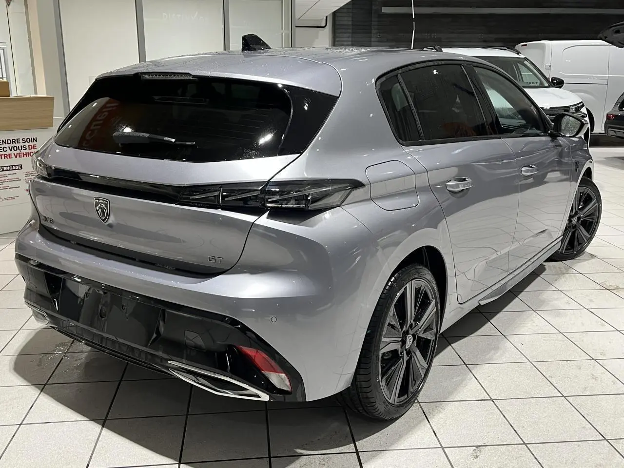 Peugeot 308 GT gris Artense vue 3/4 arrière droit avec feux arrière griffés et jantes alliage 18 pouces.