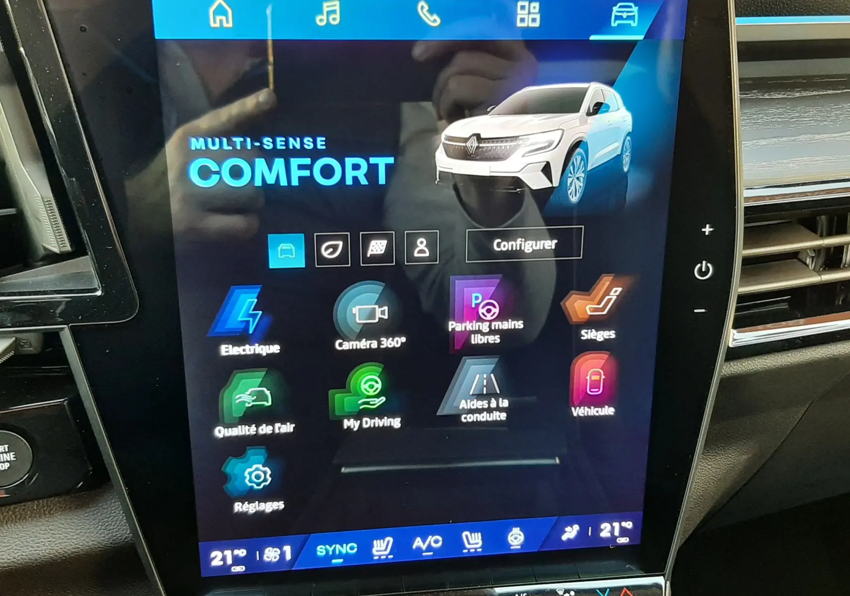 Écran tactile central du Renault Austral E-Tech 2025 affichant le mode Multi-Sense Confort dans un intérieur noir.