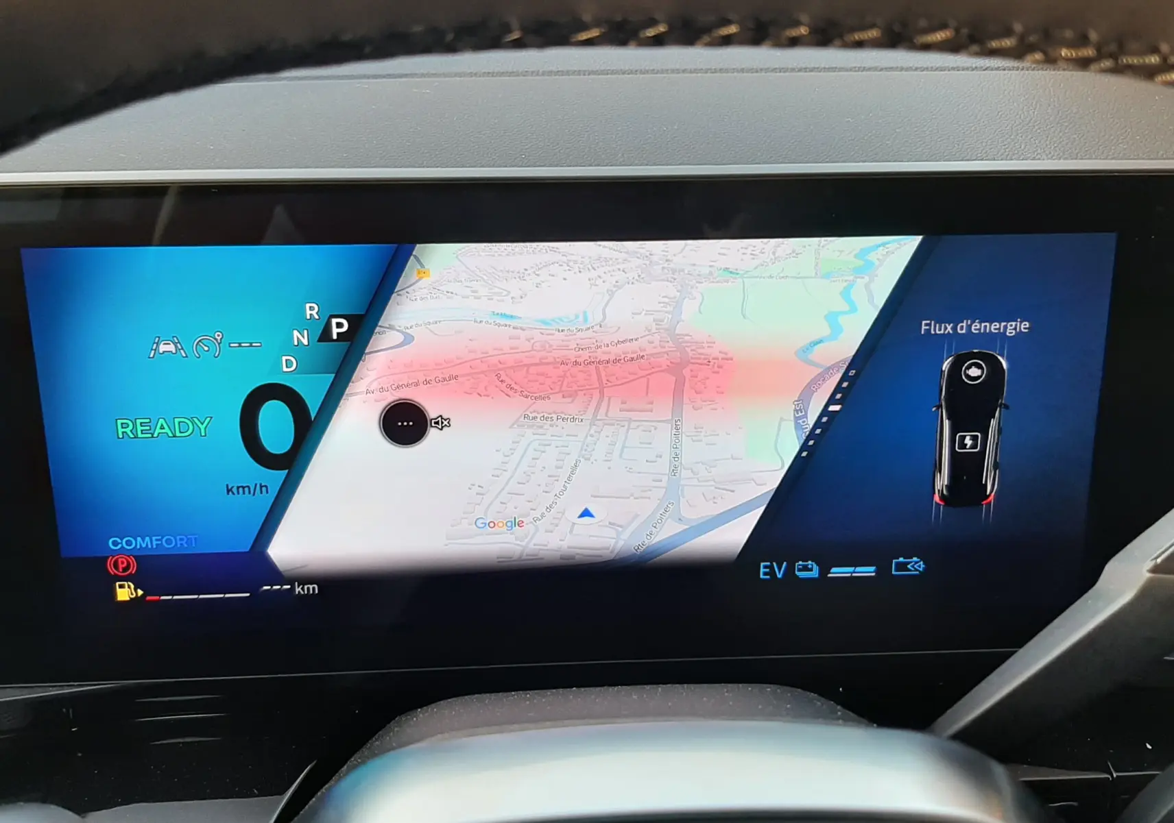 Tableau de bord numérique du Renault Austral E-Tech 2025, affichant navigation et flux d'énergie en vue frontale.