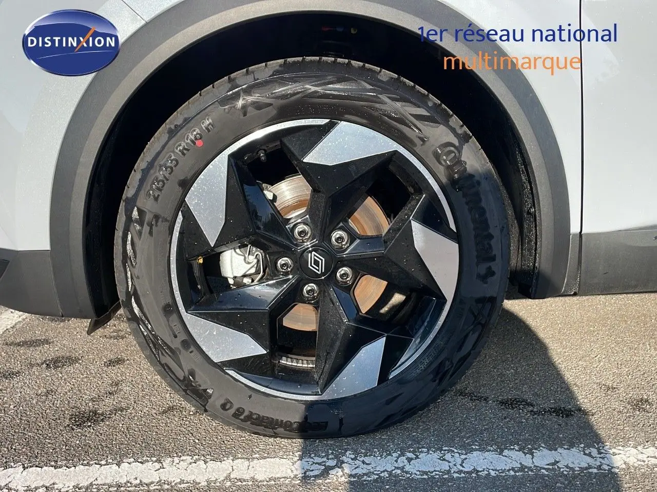 Gros plan sur la roue avant gauche du Renault Captur gris Rafale métal avec jante noire et argentée design étoile.