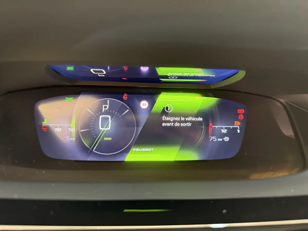 Affichage numérique du combiné instruments 10 pouces de la Peugeot 308 Hybrid 136 e-DCS6 GT avec message d'arrêt véhicule.