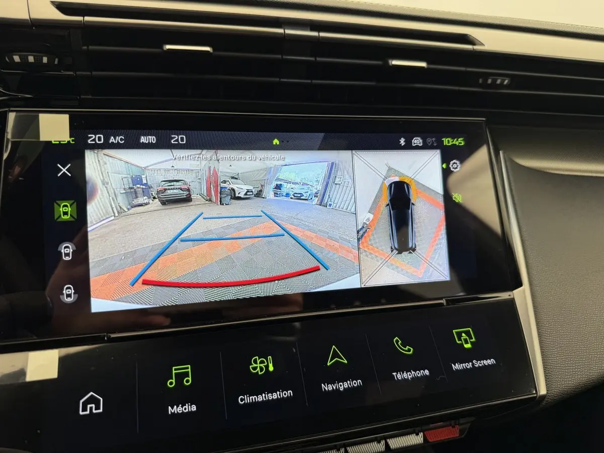 Écran tactile intérieur du Peugeot 308 Hybrid 136 e-DCS6 GT montrant la caméra de recul avec guidage et vue 360° en couleur.