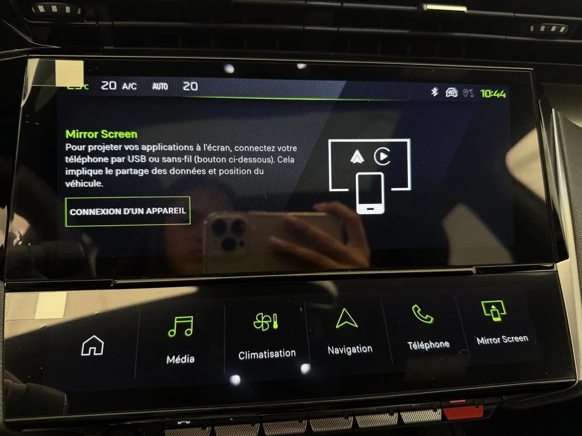 Écran tactile central de la Peugeot 308 Hybrid 136 e-DCS6 GT 2024 affichant l'interface Mirror Screen.
