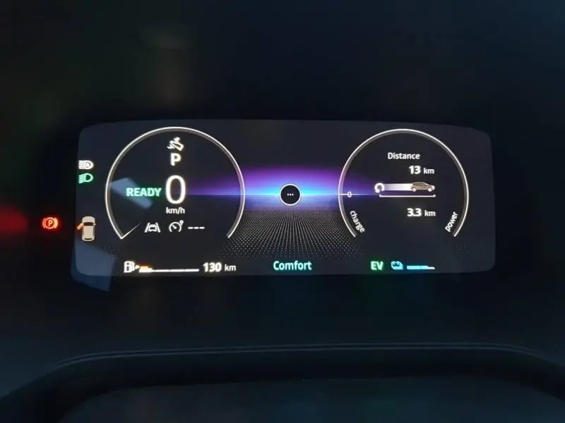 Tableau de bord numérique du Renault Captur 2025 en mode Comfort, affichant vitesse, autonomie et indicateurs hybrides.