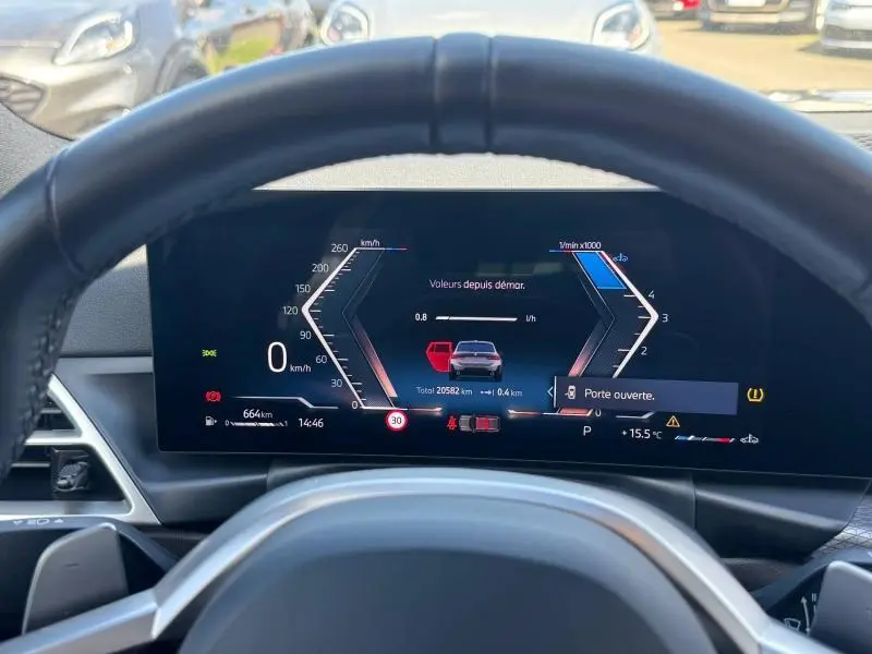 Vue intérieure du tableau de bord numérique de la BMW Série 3 320dA xDrive 2025 avec affichage de porte ouverte et informations de conduite.