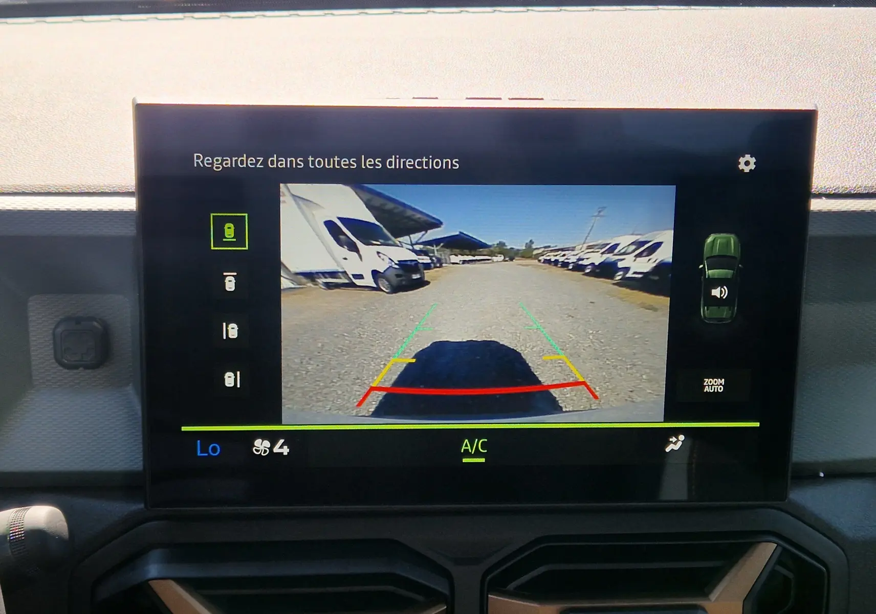 Vue de l'écran de caméra de recul du Dacia Duster 1.8 Hybrid 155 Extreme 2026, affichant l'arrière et l'environnement extérieur.