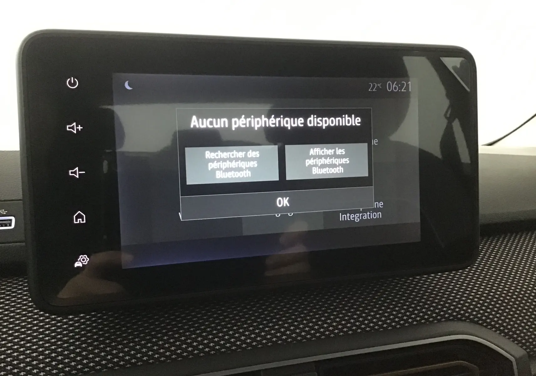 Écran tactile central du tableau de bord de la Dacia Sandero Stepway 2025 affichant un message Bluetooth.