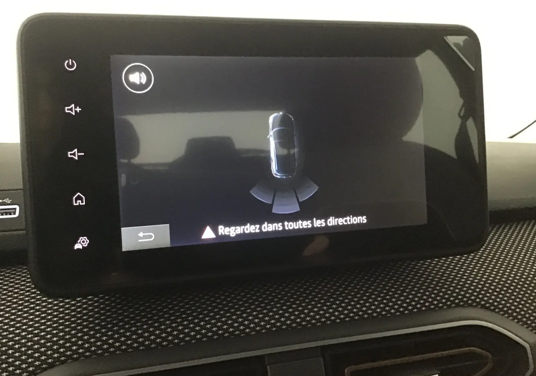 Écran tactile intérieur affichant l'alerte de surveillance périmétrique du tableau de bord d'une Dacia Sandero Stepway 2025.