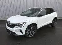 Renault Austral E-Tech Hybrid 2025 blanc nacré avec toit noir, vue 3/4 avant mettant en valeur ses jantes et lignes modernes.