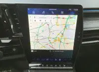 Écran tactile central du Renault Austral E-Tech Full Hybrid 200 Iconic 2025 affichant une carte de navigation.