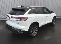 Vue 3/4 arrière droite du Renault Austral 2025 blanc nacré avec toit noir et jantes alliage distinctives.