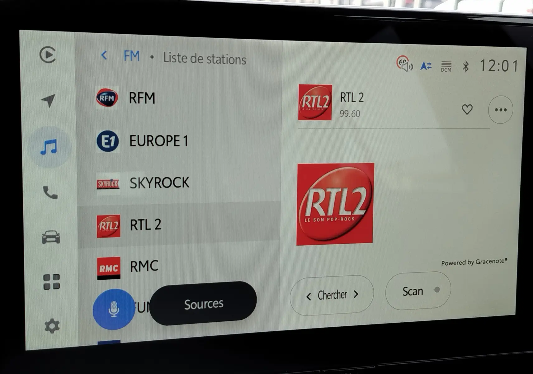 Écran tactile intérieur du Toyota Corolla Cross 2025 montrant la liste des stations radio avec sélection sur RTL 2.