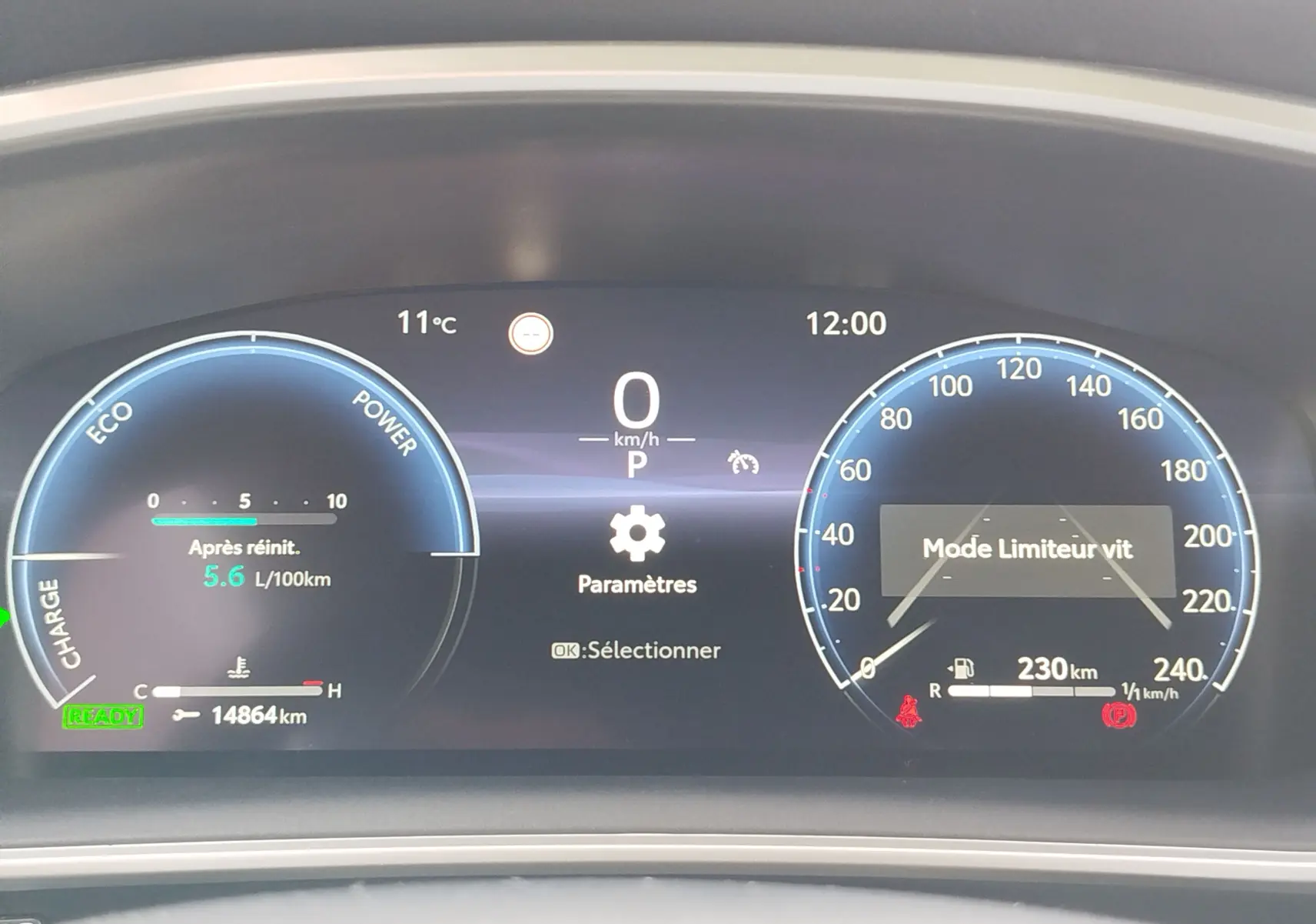 Tableau de bord numérique de Toyota Corolla Cross 2025 affichant consommation hybride, vitesse zéro et mode limiteur actif.