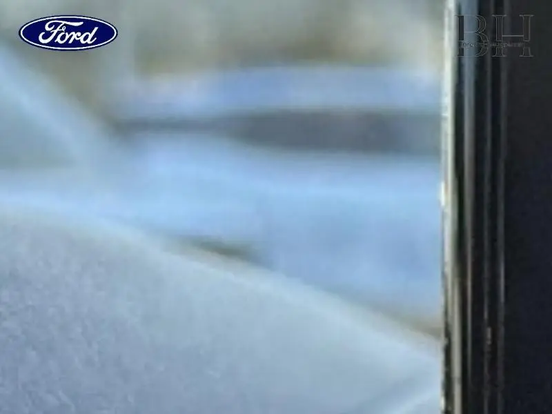 Image floue ne permettant pas d'identifier clairement un véhicule Ford Transit Connect blanc glacier.