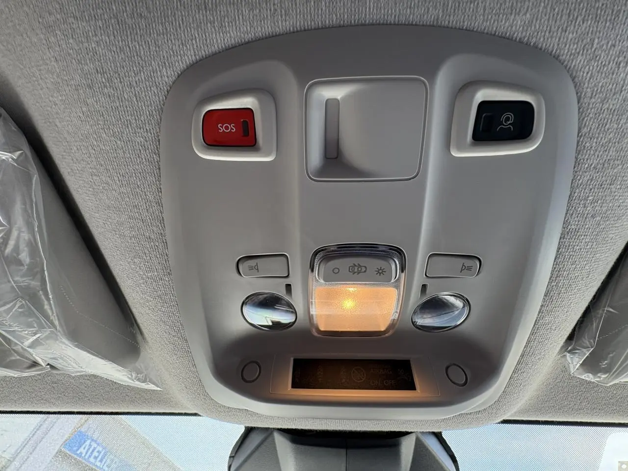 Plafonnier intérieur blanc de l'Opel Vivaro 2024 avec bouton SOS rouge et éclairage central allumé.
