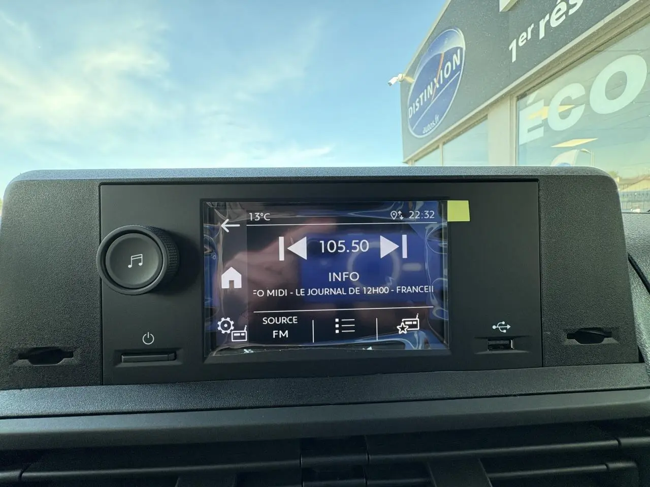 Écran tactile 10 pouces du tableau de bord de l'Opel Vivaro blanc, affichant la radio FM en extérieur.