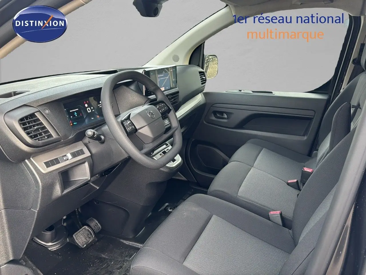 Intérieur du Citroën Jumpy Fourgon XL 2025 en gris, vue côté conducteur montrant tableau de bord et sièges avant.