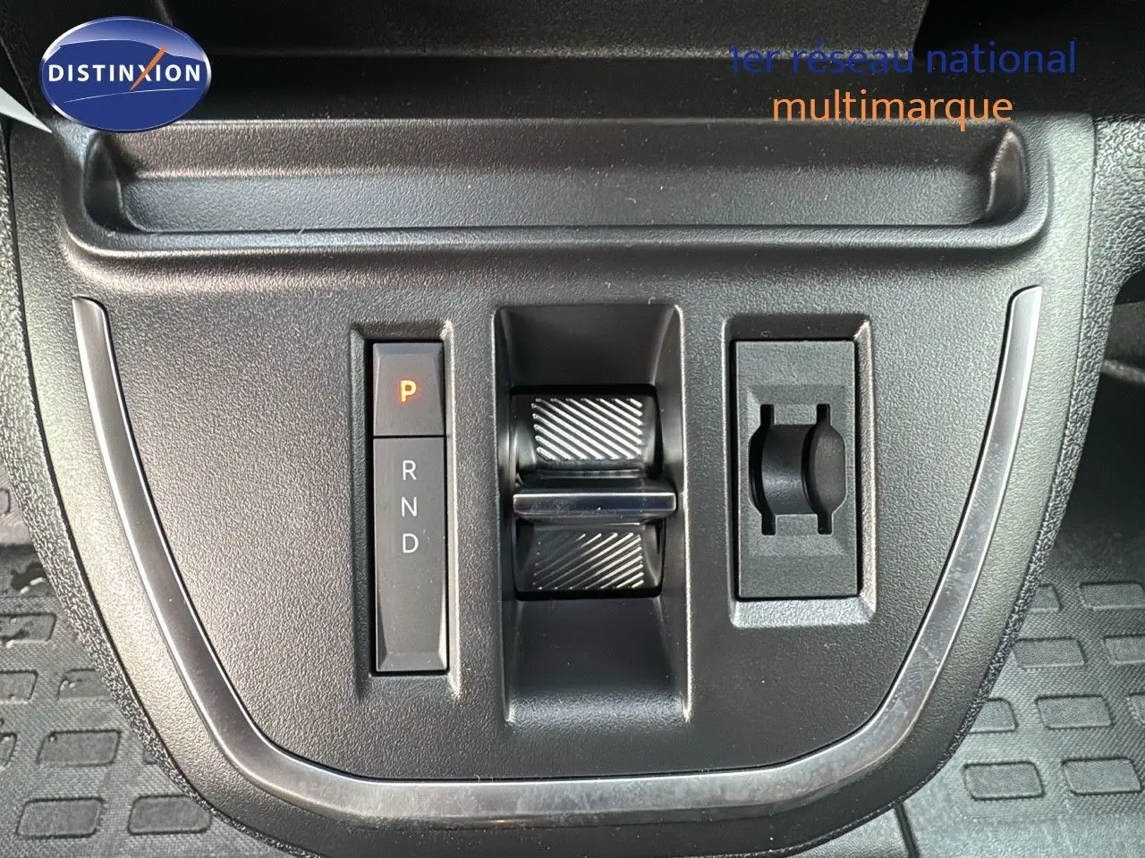 Vue rapprochée de la commande de boîte automatique du Citroën Jumpy Fourgon XL gris titane, avec sélecteur P, R, N, D.