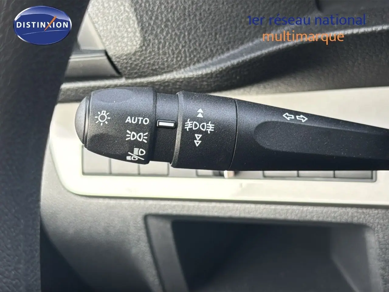 Gros plan sur la manette de commande des phares et clignotants du Citroën Jumpy Fourgon gris titane, intérieur noir.