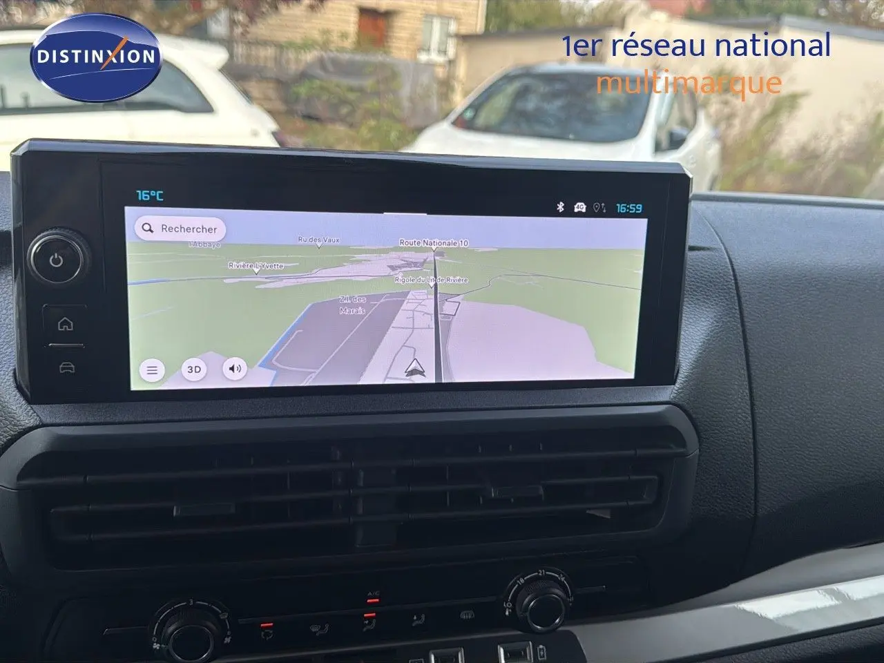 Écran tactile central avec navigation GPS dans l'habitacle du Citroën Jumpy Fourgon gris titane, vue intérieure avant.