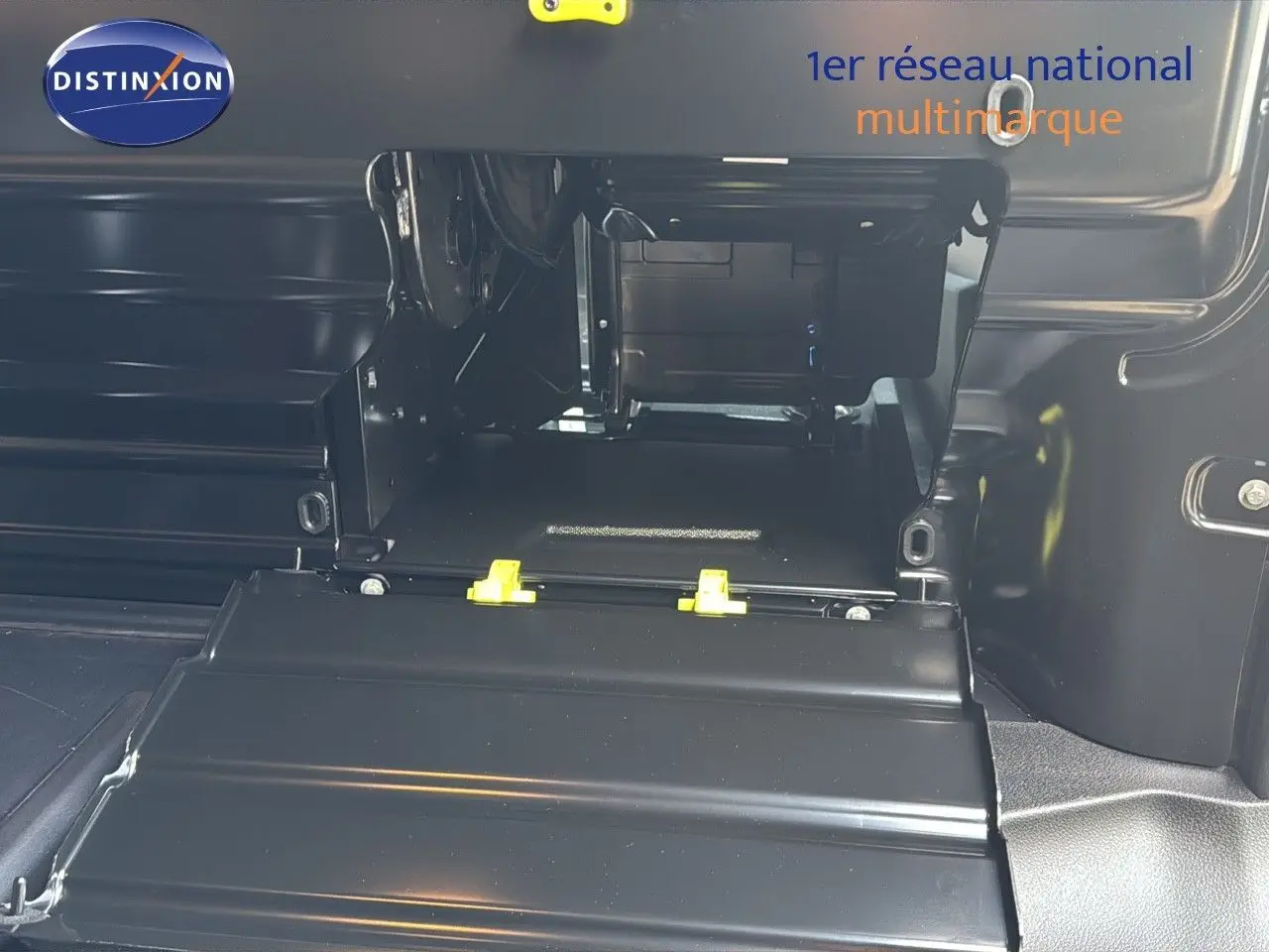 Détail de l'espace de chargement arrière du Citroën Jumpy Fourgon gris titane, montrant la cloison et les fixations intérieures.