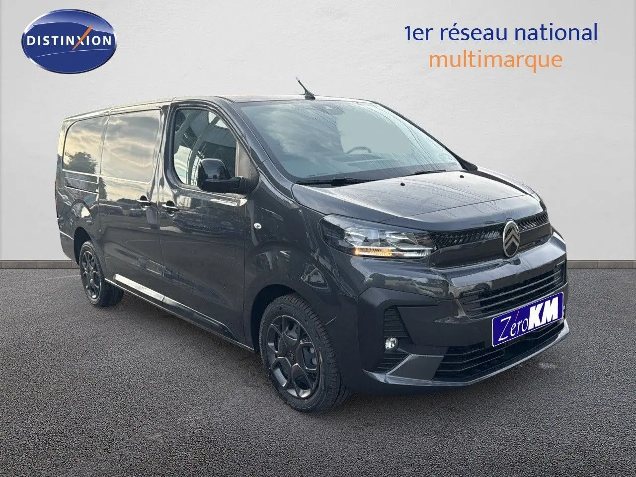 Citroën Jumpy Fourgon XL gris titane métal vu en 3/4 avant droit avec jantes noires et calandre distinctive.