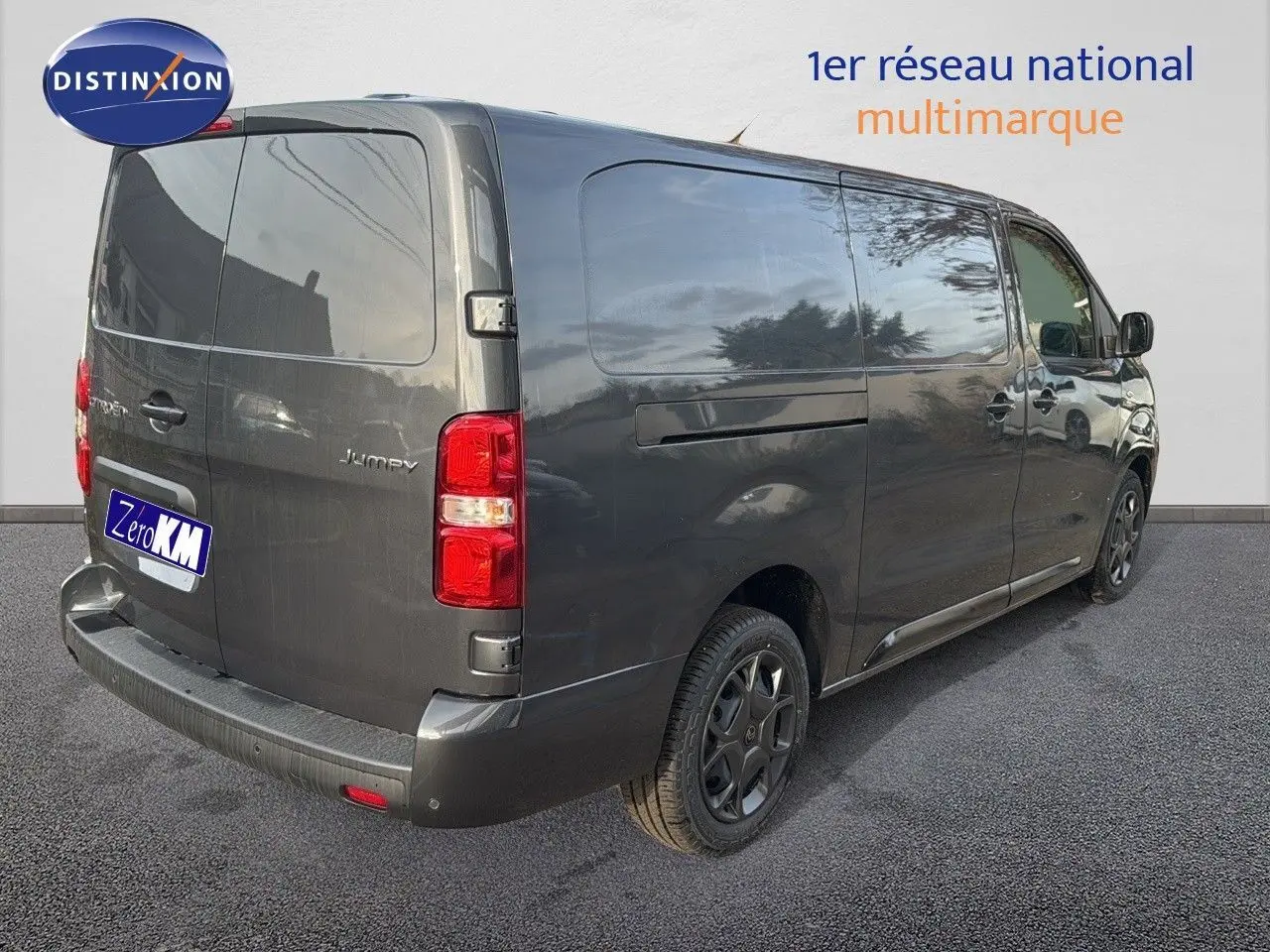 Vue 3/4 arrière droite d'un Citroën Jumpy Fourgon XL gris titane métallisé avec portes latérales et hayon fermé.