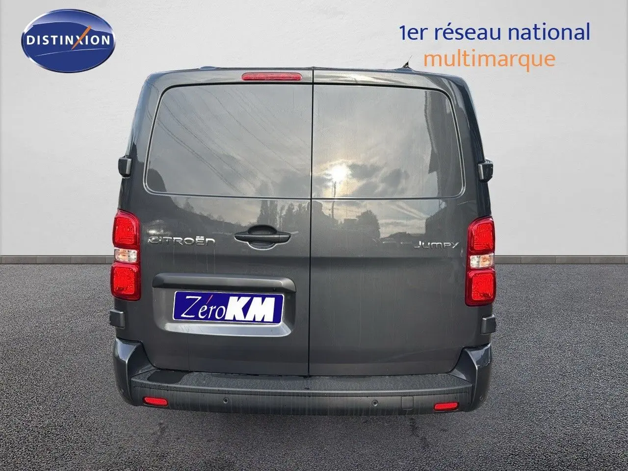 Vue arrière d'un Citroën Jumpy Fourgon XL gris titane métal avec portes battantes et feux rouges bien visibles.