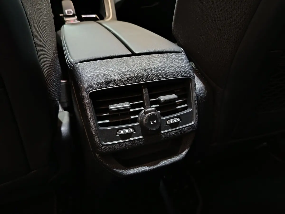 Gros plan sur la console centrale arrière noire avec prises d'air et prise 12V du Peugeot 3008 Puretech blanc 2019.