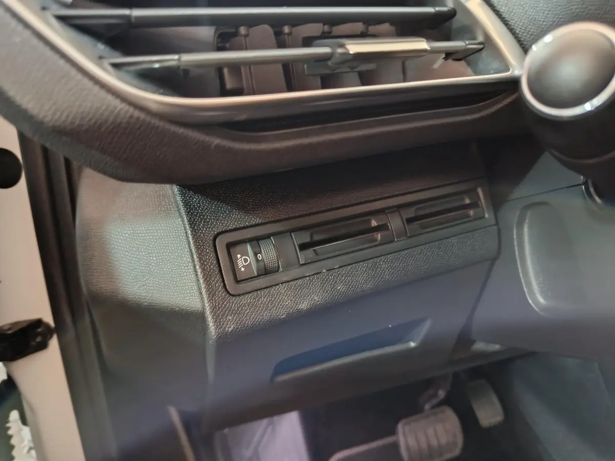 Détail des commandes d'éclairage et ventilation côté conducteur du tableau de bord noir du Peugeot 3008 blanc 2019.