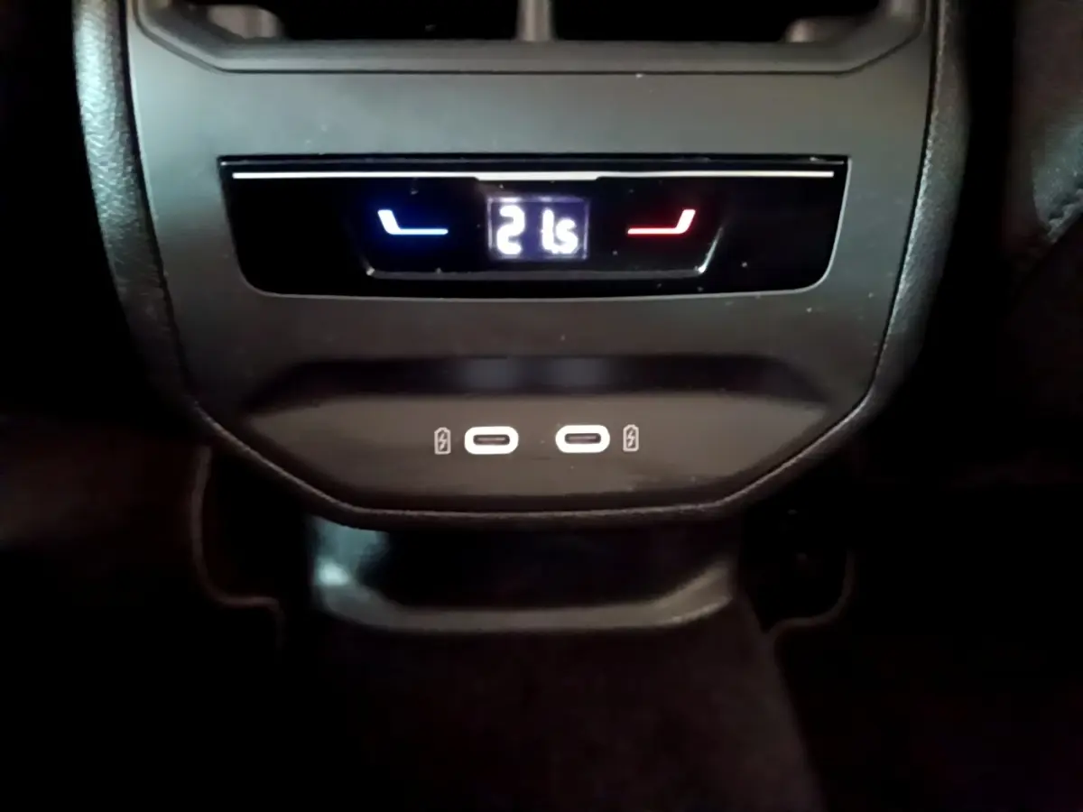 Vue rapprochée de la commande de climatisation arrière et des deux ports USB-C du SEAT Leon gris clair 2023.