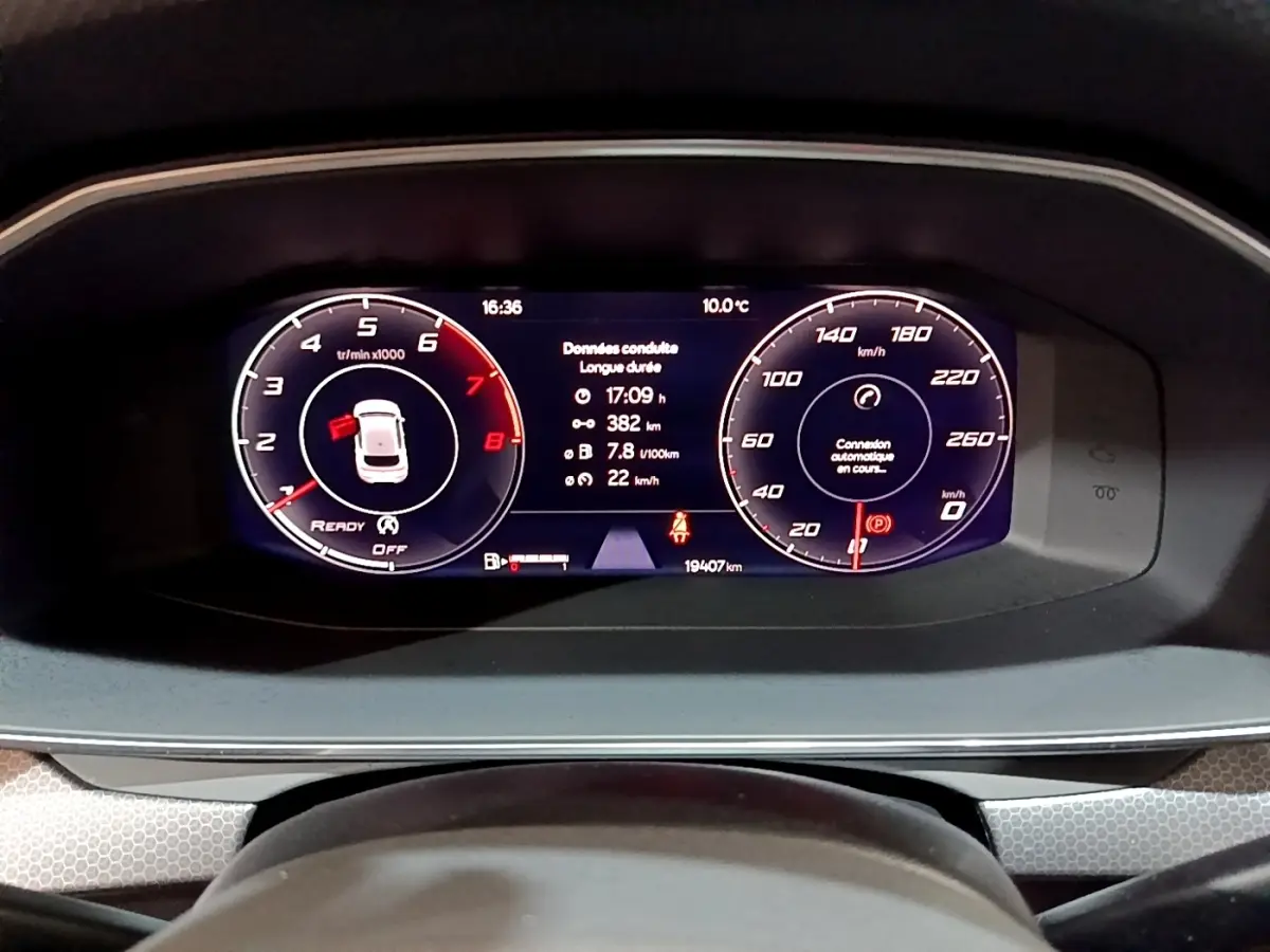 Tableau de bord numérique du SEAT Leon 2023, affichage multifonctions avec compte-tours et vitesse en km/h.