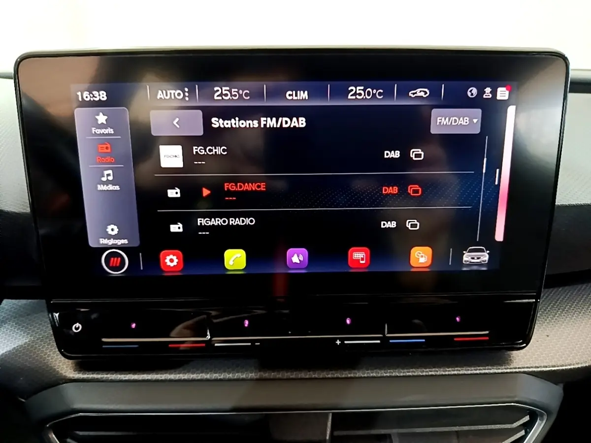 Écran tactile central affichant les stations FM/DAB dans l’habitacle du SEAT Leon 2023, vue de face.