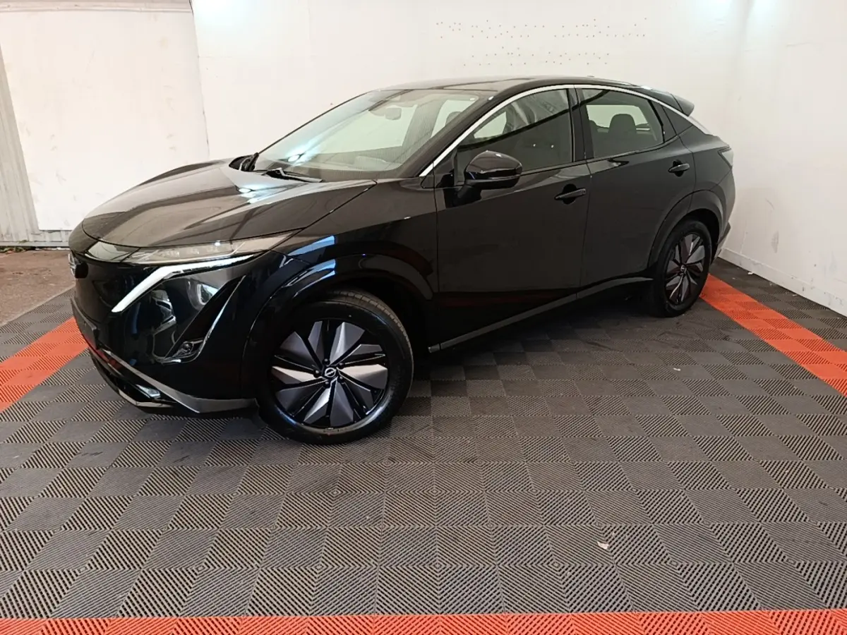 Nissan Ariya noir 63kWh en vue 3/4 avant droit, avec jantes modernes et lignes épurées électriques.