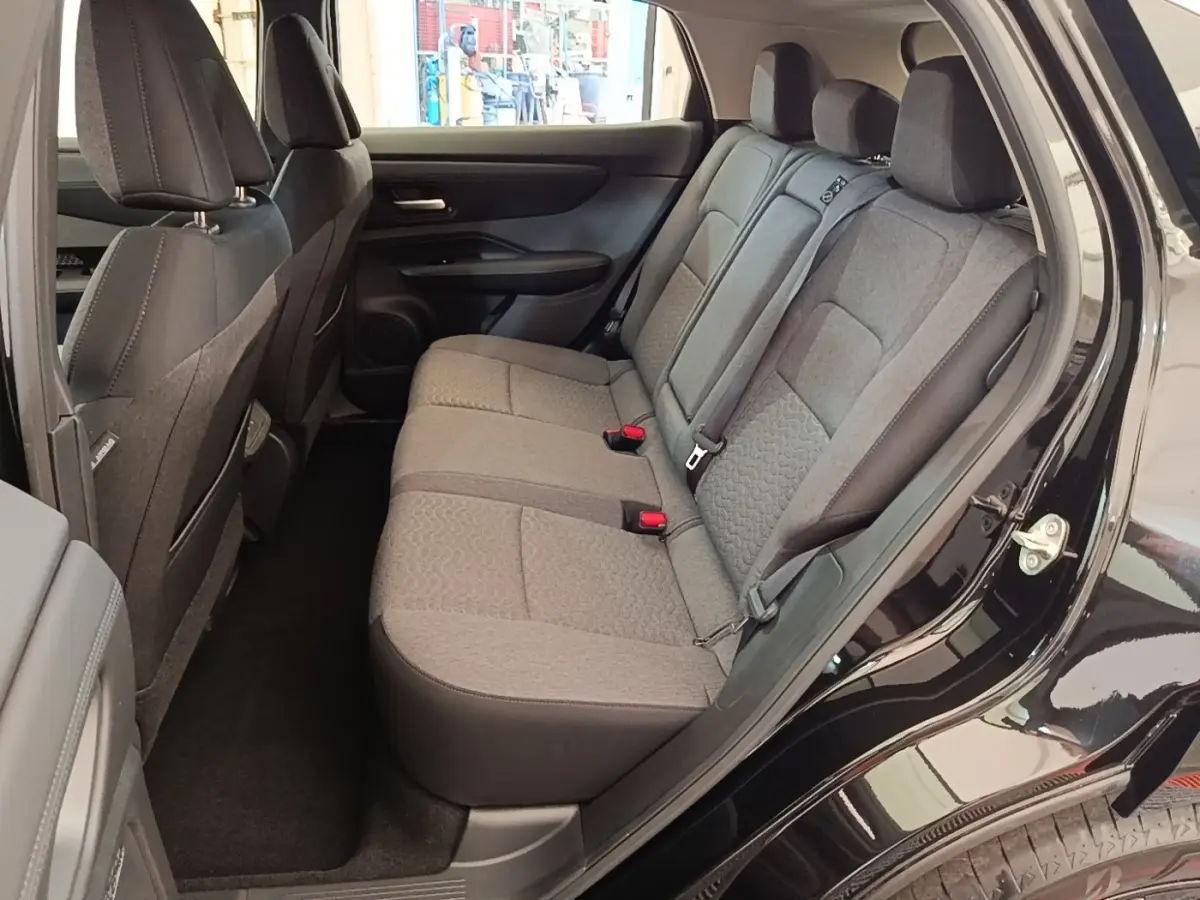 Banquette arrière grise vue côté droit du Nissan Ariya noir 63kWh 218ch Engage 2026 avec porte ouverte.