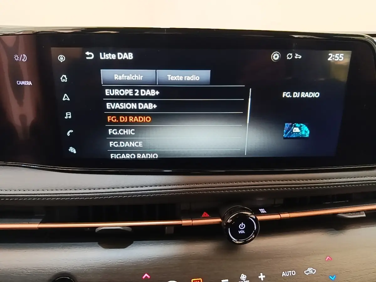 Écran tactile central du tableau de bord du Nissan Ariya noir, affichant la liste des radios DAB.